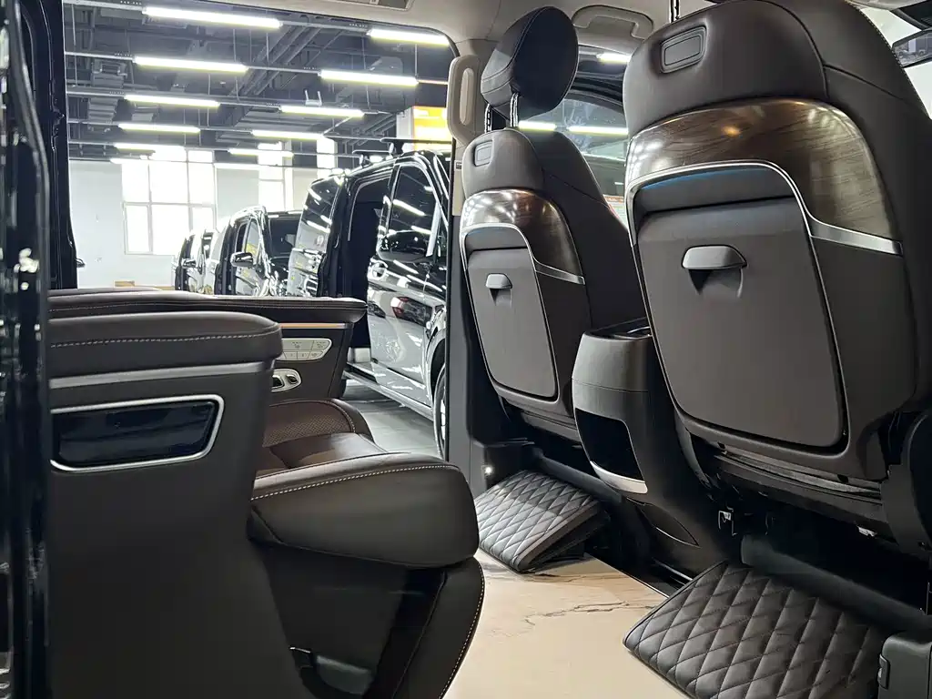 Mercedes-Benz V-Class 2023 — фото 17