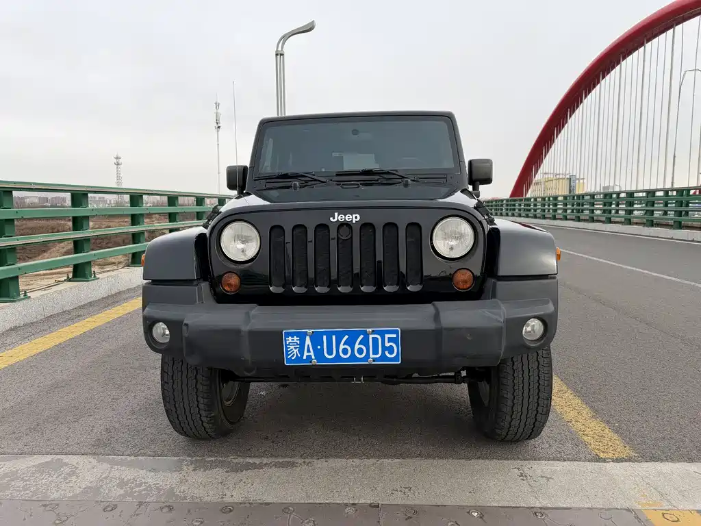 Jeep Wrangler 2011 — фото 2