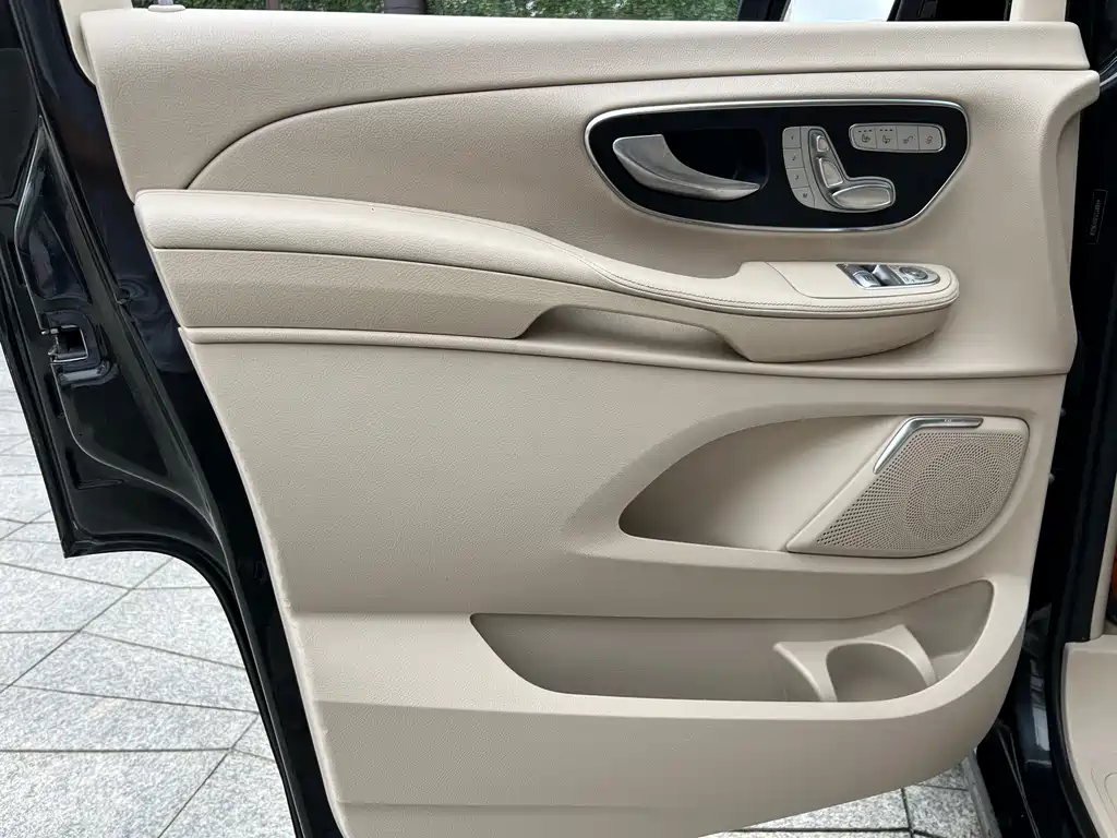 Mercedes-Benz V-Class 2017 — фото 23