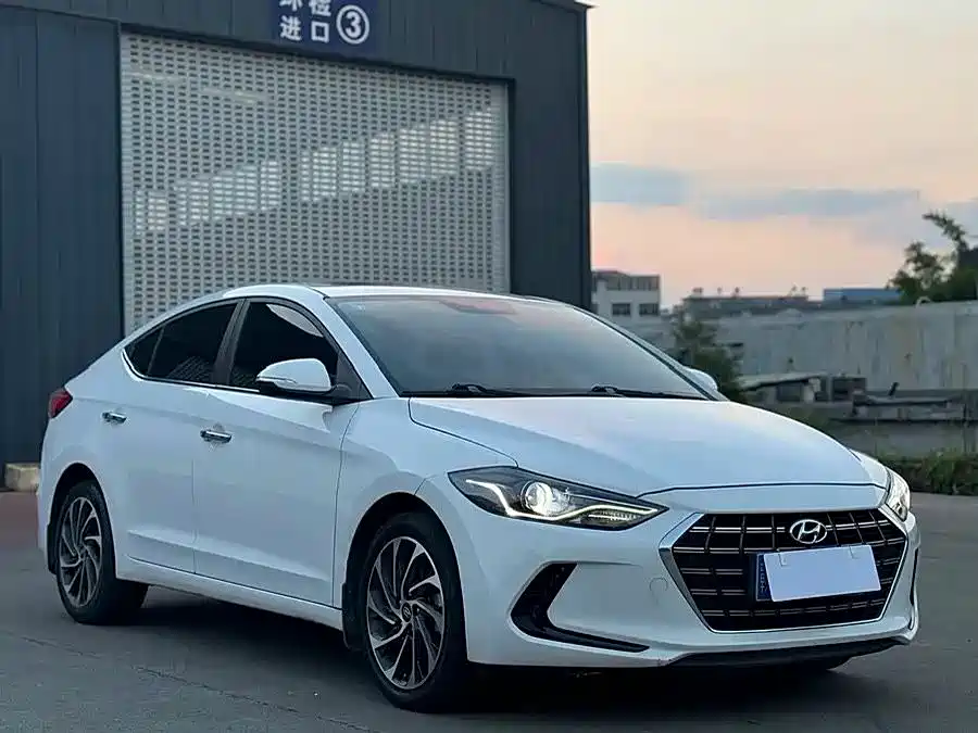 Hyundai Elantra 2020 — фото 1