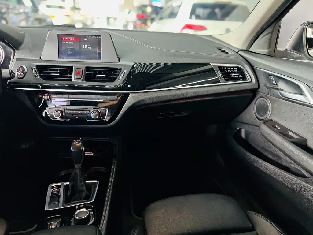 BMW 1 Series 2018 — фото 12