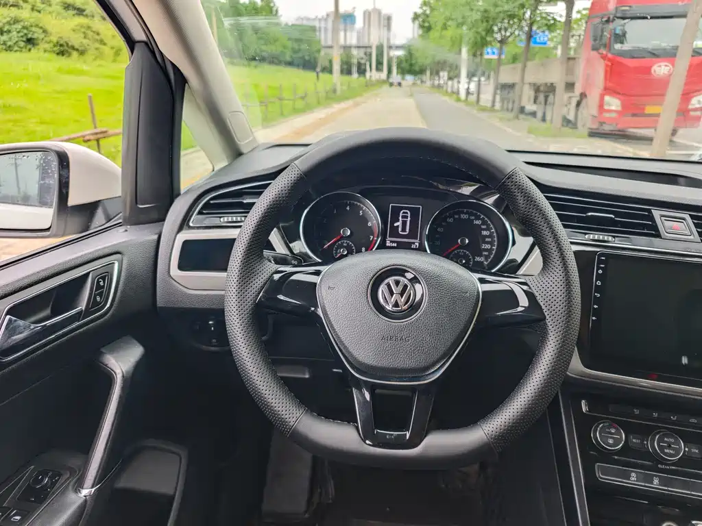 Volkswagen Touran 2017 — фото 16