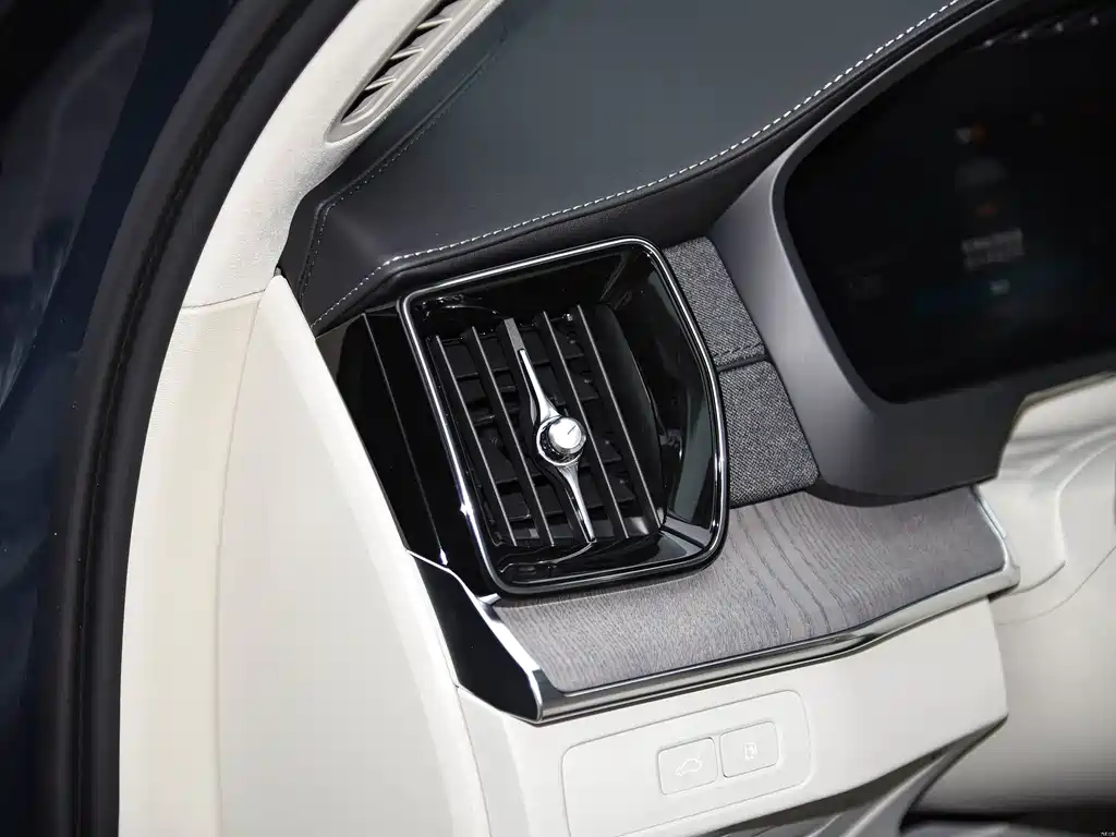 Volvo XC90 Plug-In Hybrid 2025 — фото 8