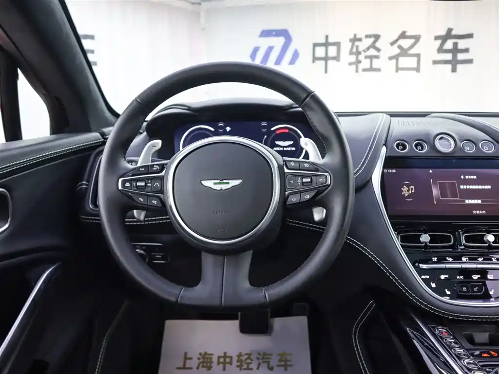 Aston Martin DBX 2025 — фото 11