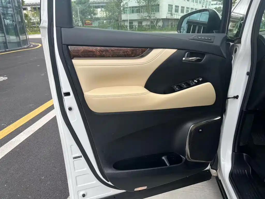Toyota Alphard 2023 — фото 9