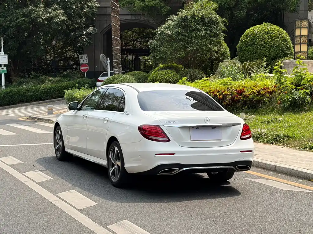 Mercedes-Benz E-Class 2017 — фото 14