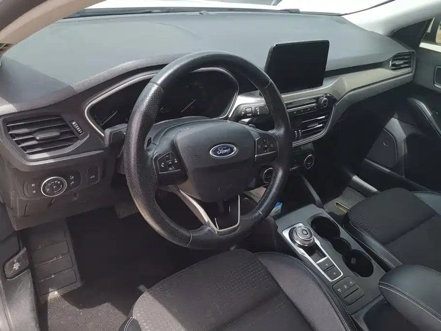 Ford Focus 2019 — фото 12