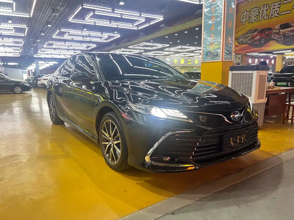 Toyota Camry 2023 — фото 2