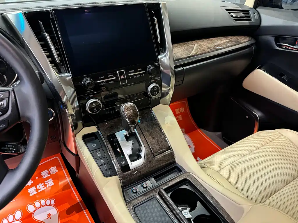 Toyota Alphard 2023 — фото 16
