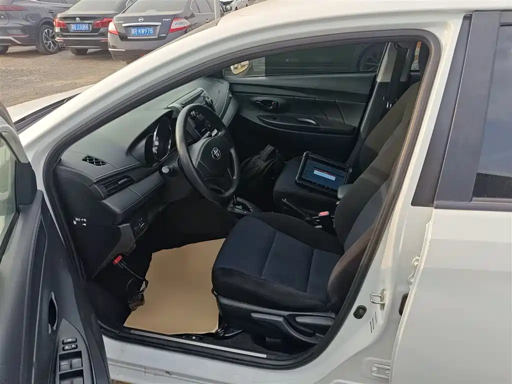Toyota Yaris L 2018 — фото 12