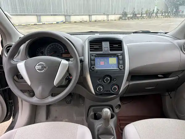 Nissan Sunny 2015