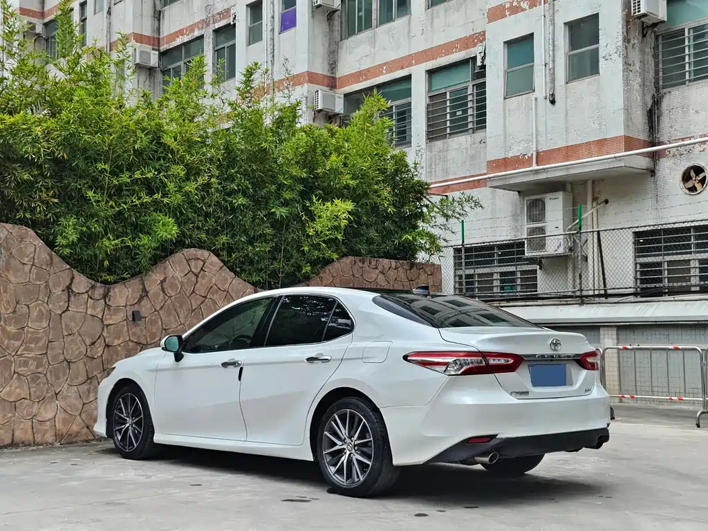 Toyota Camry 2021 — фото 4