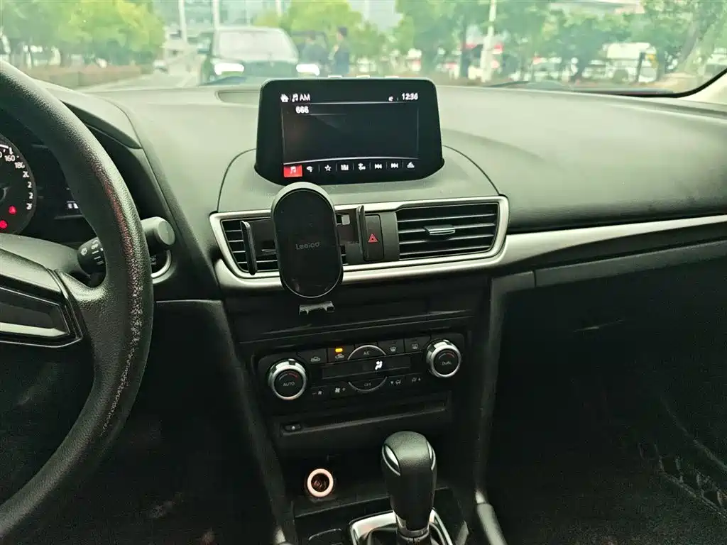 Mazda 3 Axela 2019 — фото 11