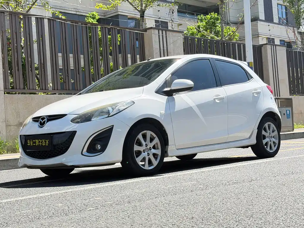 Mazda 2 2014 — фото 1
