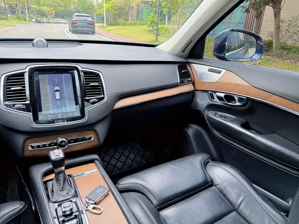 Volvo XC90 2018 — фото 13
