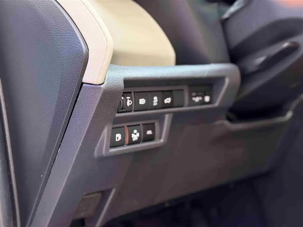 Toyota Sienna 2023 — фото 18