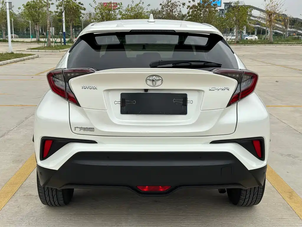 Toyota C-HR 2018 — фото 34