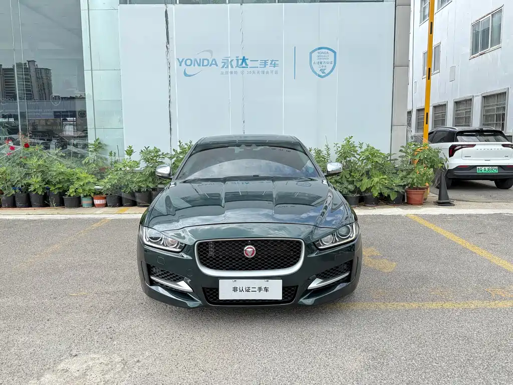 Jaguar XE 2016 — фото 17