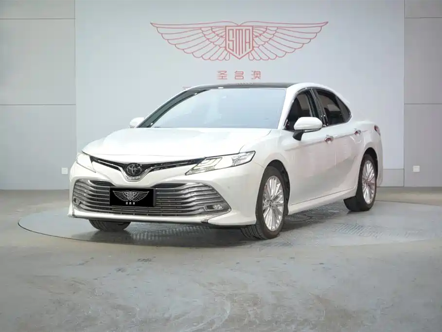 Toyota Camry 2019 — фото 1