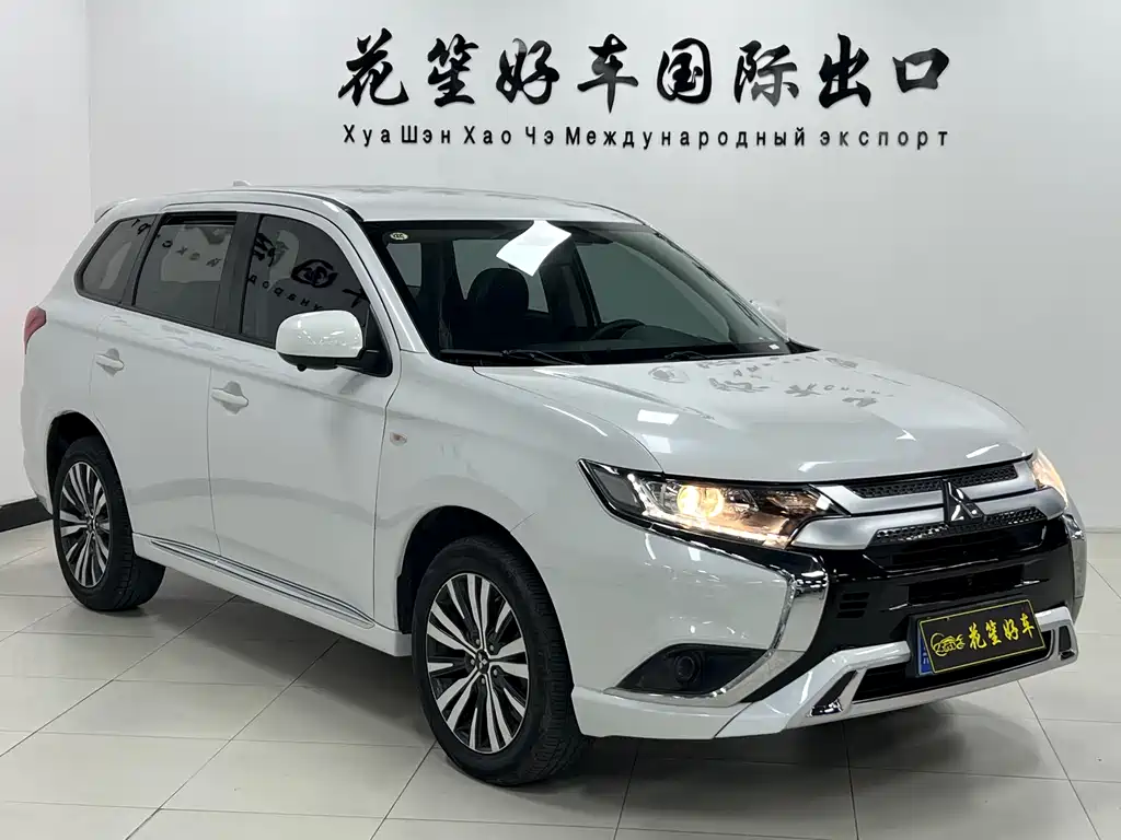 Mitsubishi Outlander 2022 — фото 3