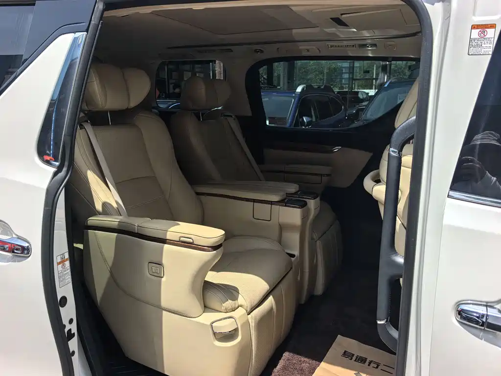 Toyota Alphard 2017 — фото 8
