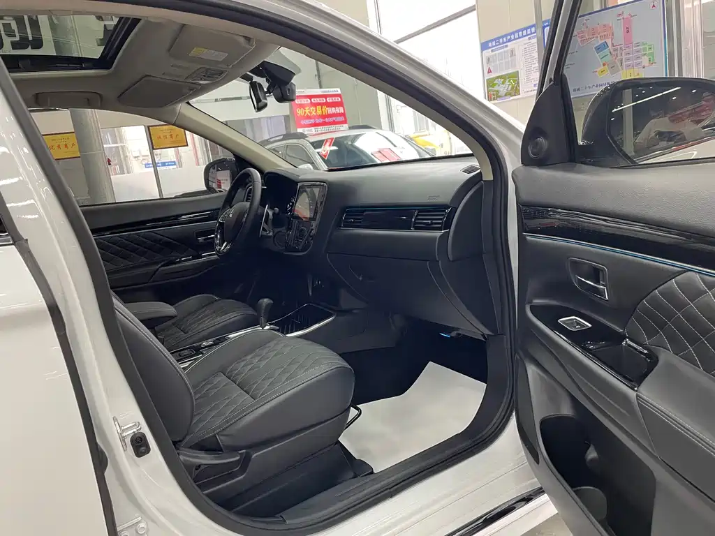 Mitsubishi Outlander 2021 — фото 15