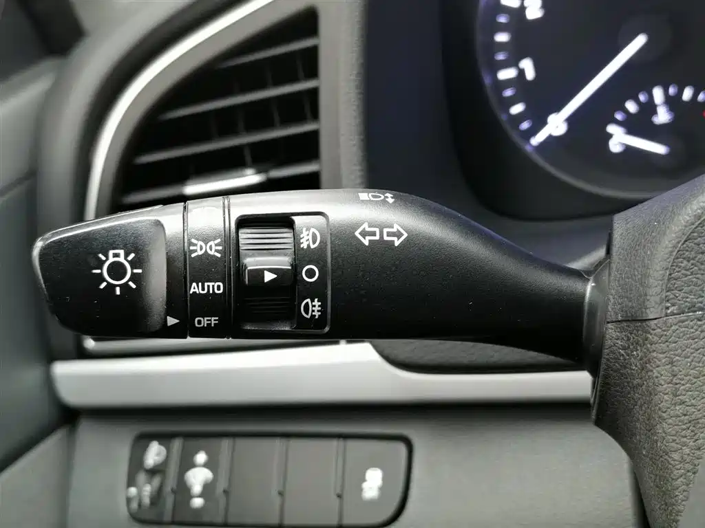 Hyundai Elantra 2018 — фото 21