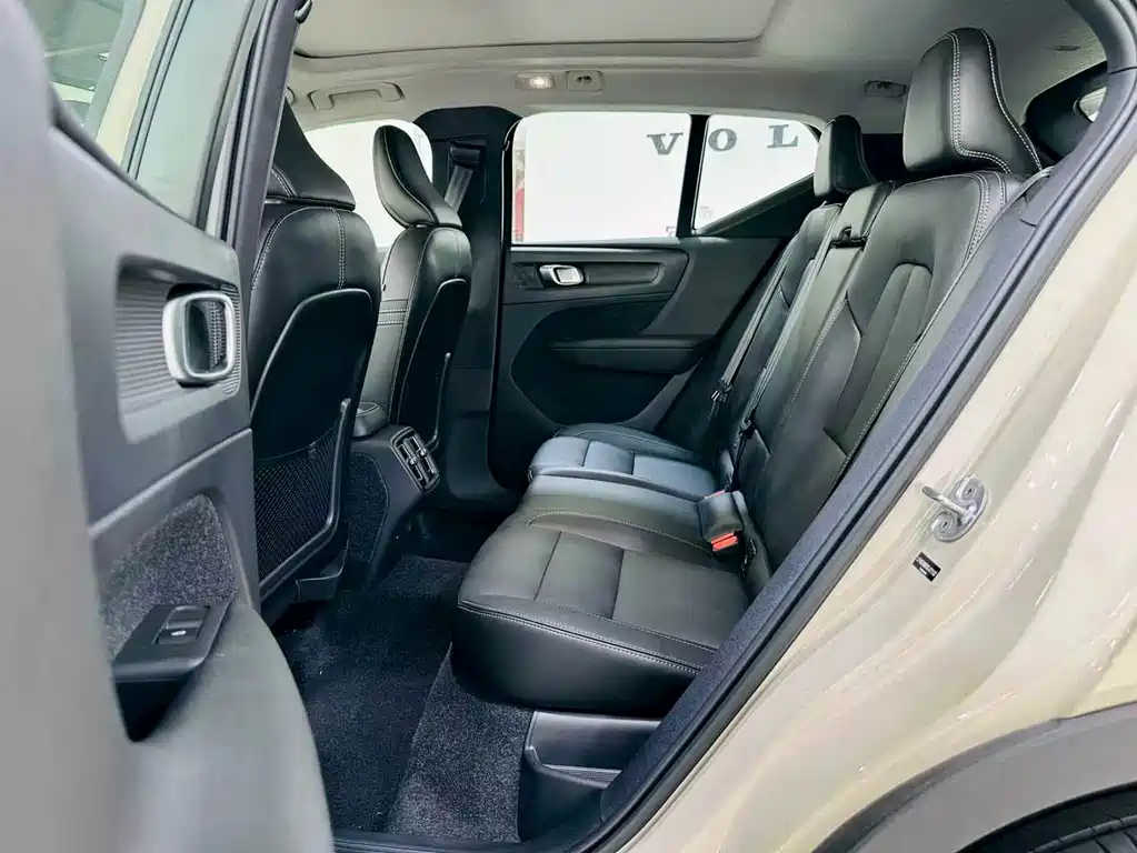 Volvo XC40 2024 — фото 10
