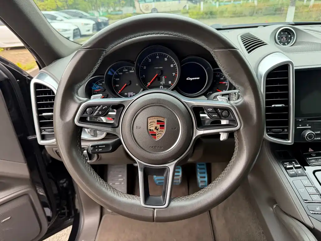 Porsche Cayenne 2017 — фото 11