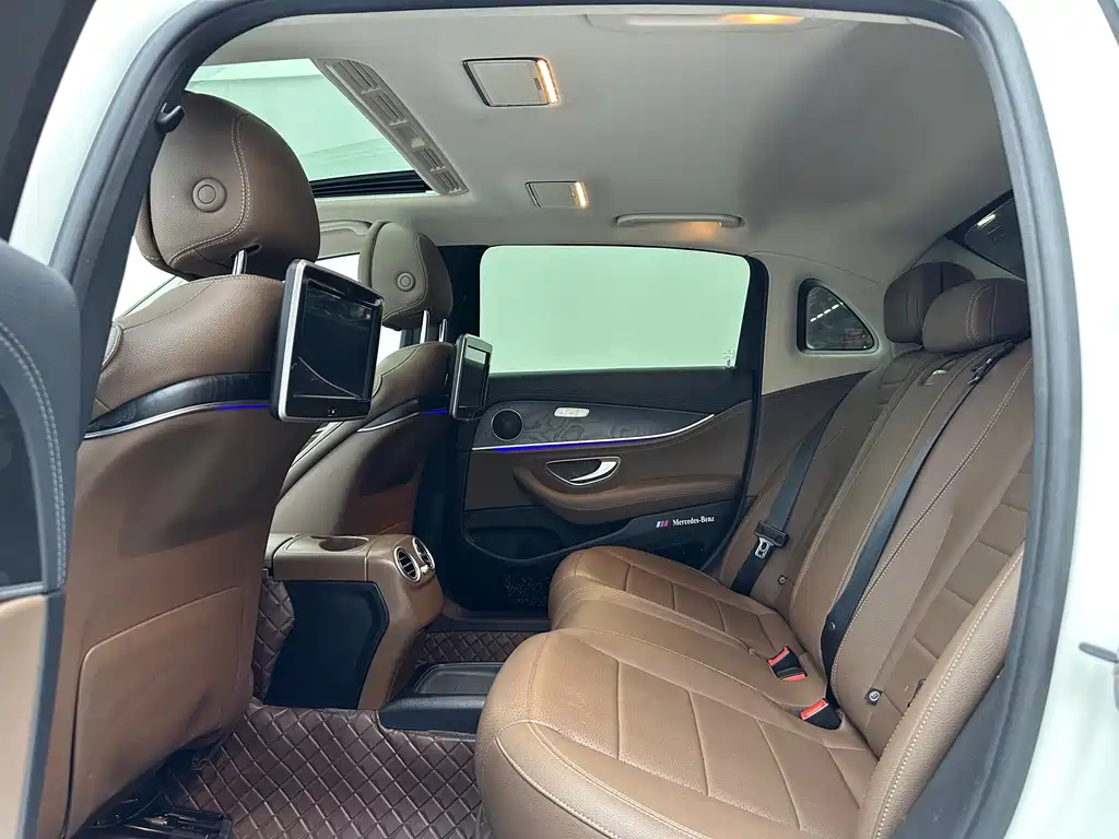 Mercedes-Benz E-Class 2018 — фото 18