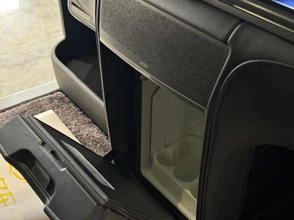 Lexus LM 2020 — фото 15