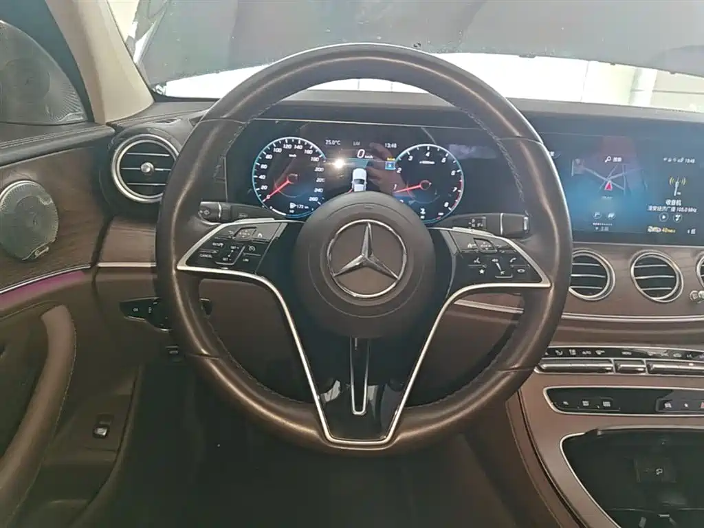 Mercedes-Benz E-Class 2023 — фото 11