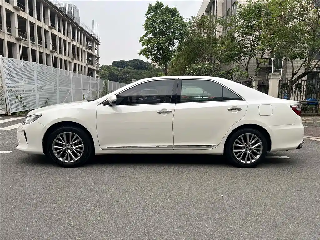 Toyota Camry 2017 — фото 2