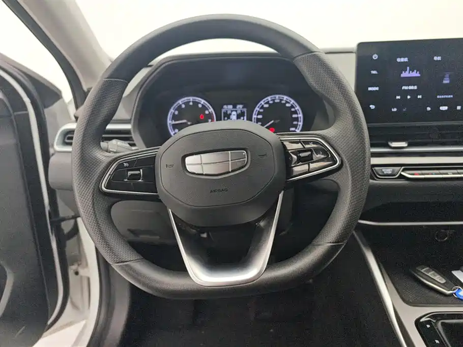 Geely Emgrand 2025 — фото 15