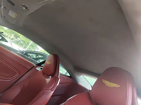 Aston Martin DB11 2022