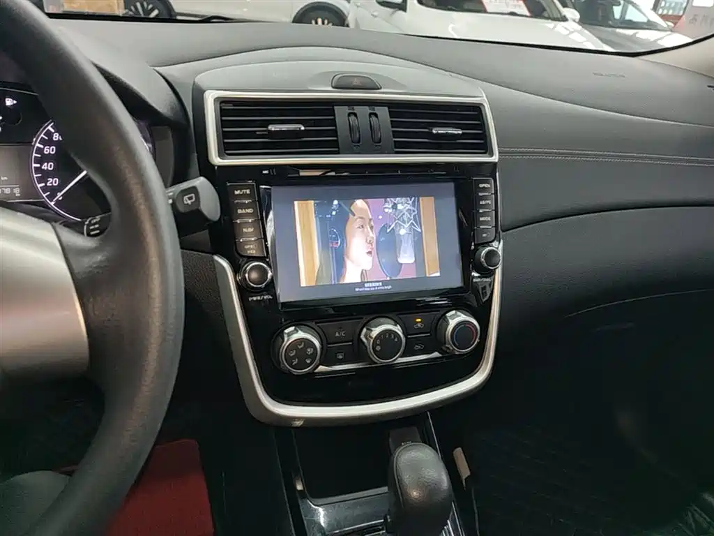 Nissan Tiida 2016 — фото 13