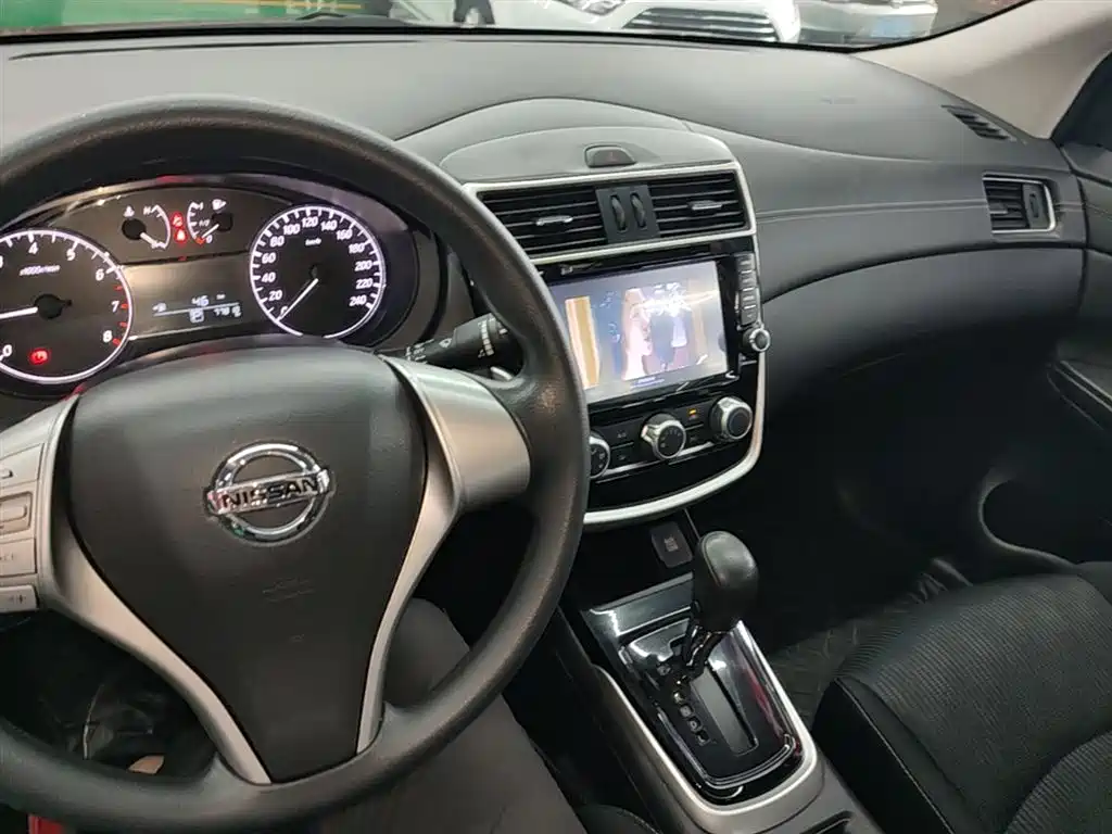 Nissan Tiida 2016 — фото 10