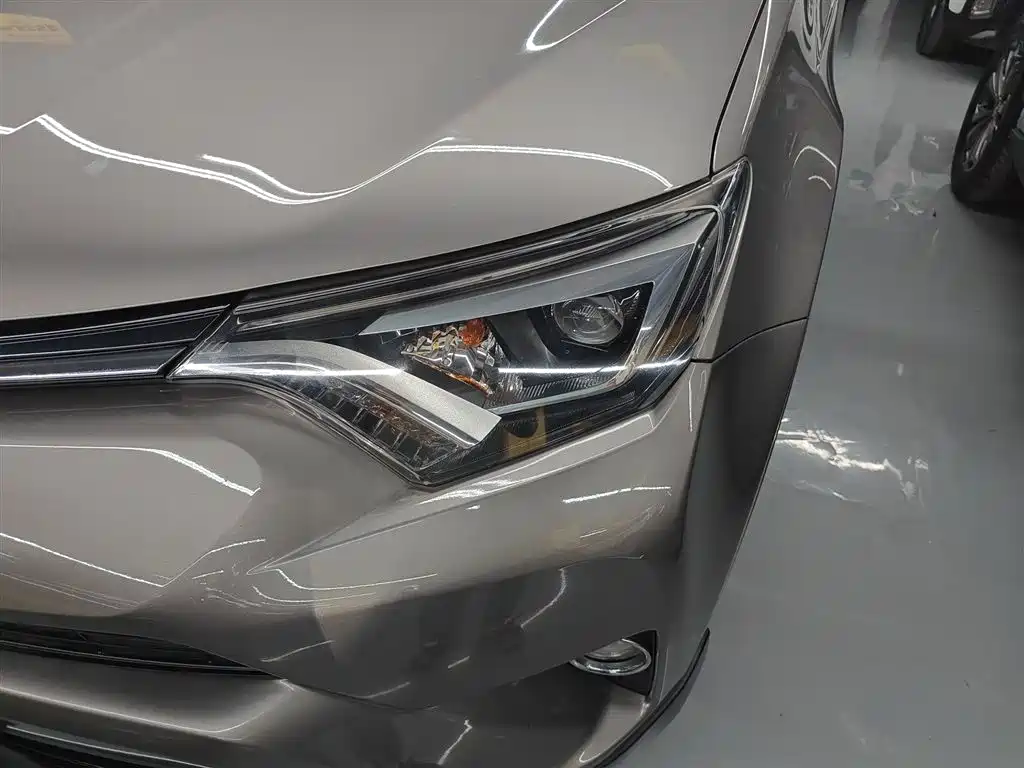 Toyota RAV4 2018 — фото 18