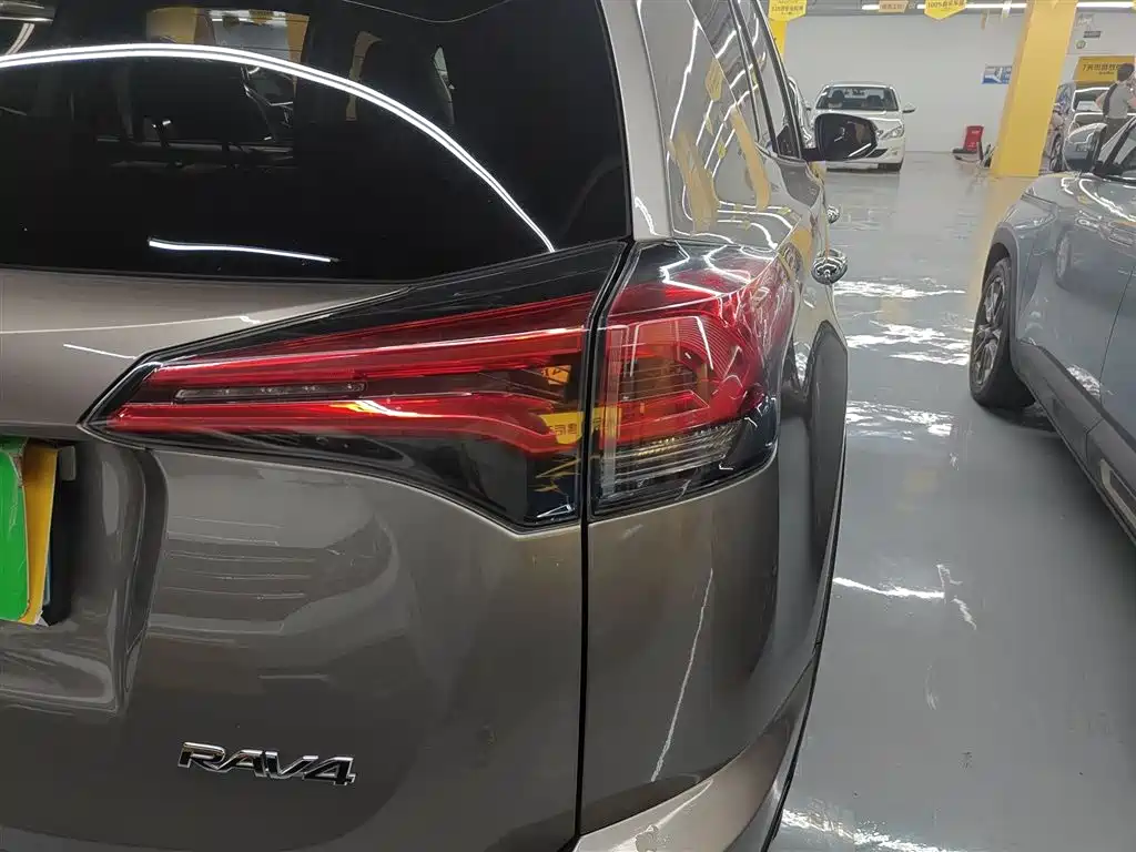 Toyota RAV4 2018 — фото 24