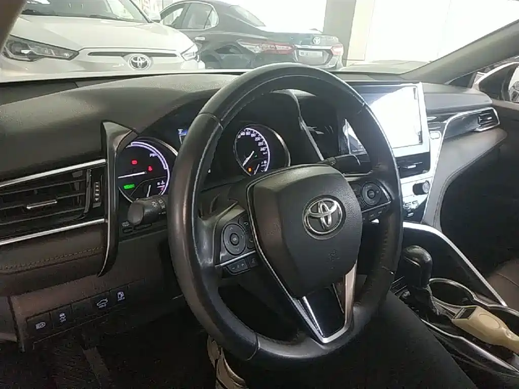 Toyota Camry 2021 — фото 10