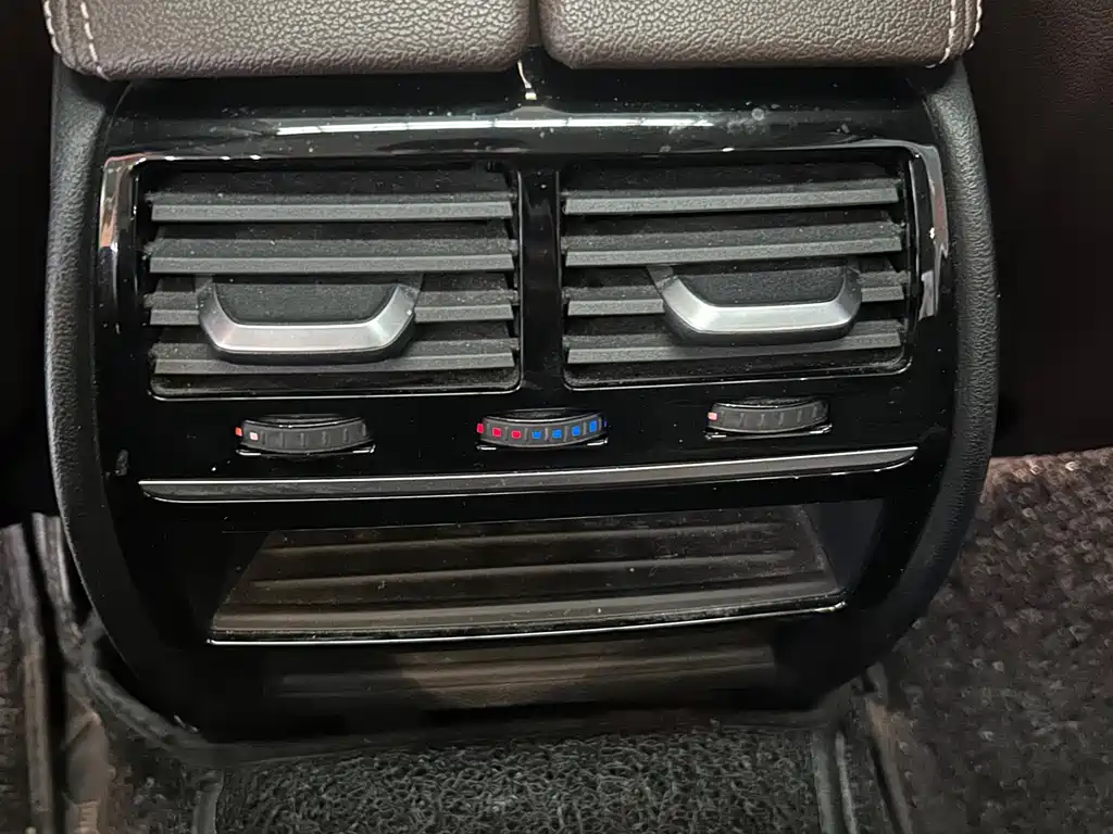 BMW 5 Series 2021 — фото 17