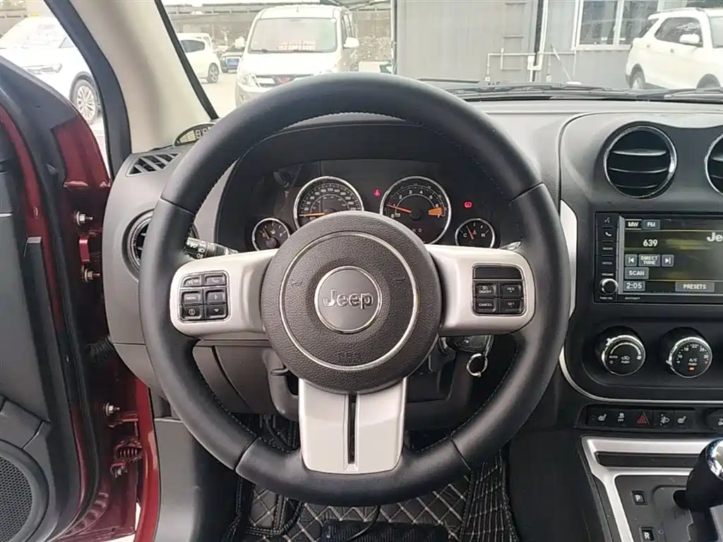 Jeep Compass 2015 — фото 11