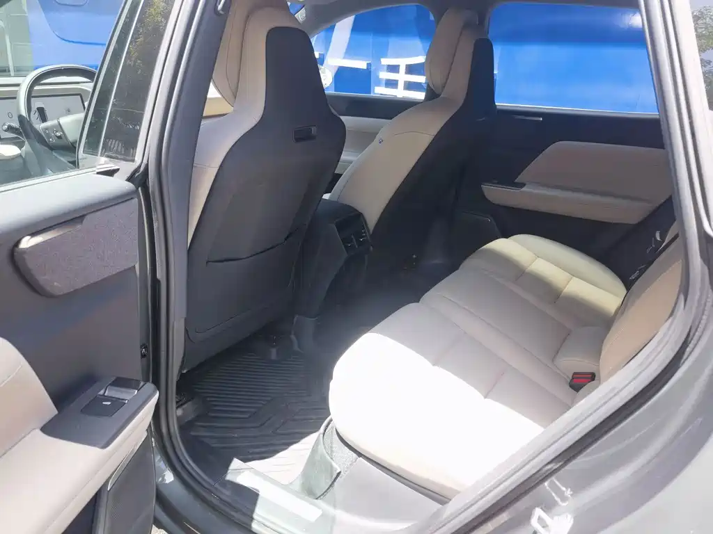 Volvo XC70 Plug-In Hybrid 2025 — фото 11