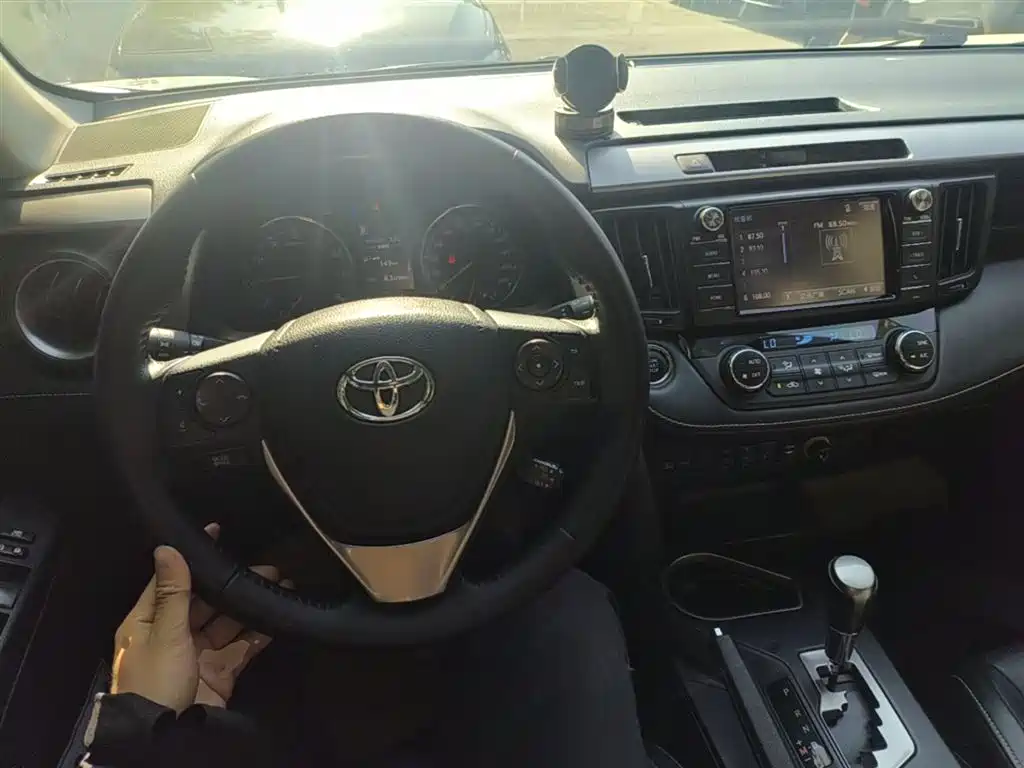 Toyota RAV4 2019 — фото 10