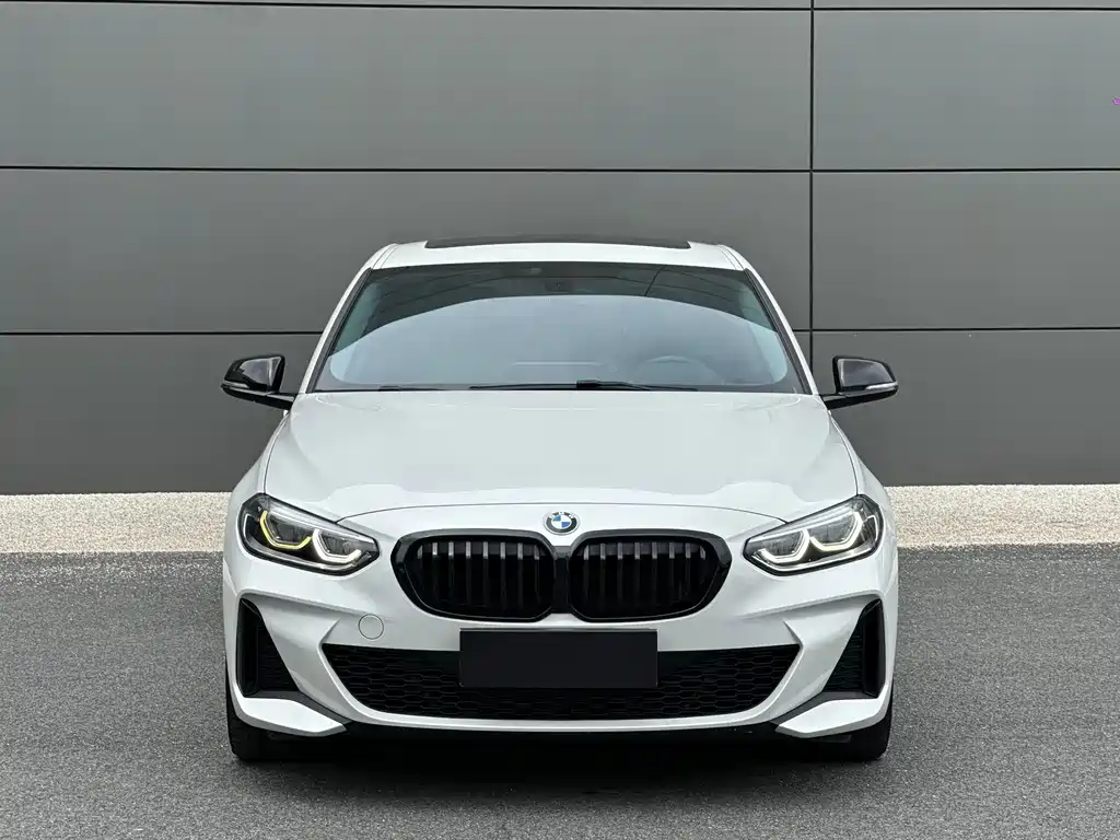 BMW 1 Series 2022 — фото 1