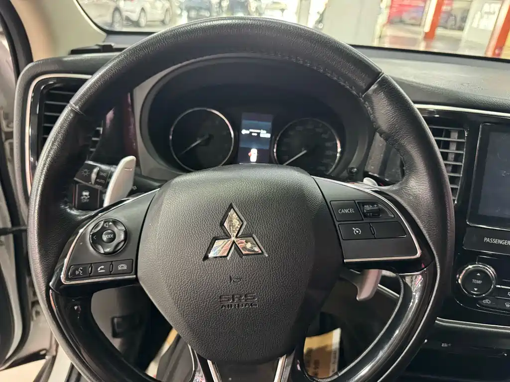 Mitsubishi Outlander 2017 — фото 13