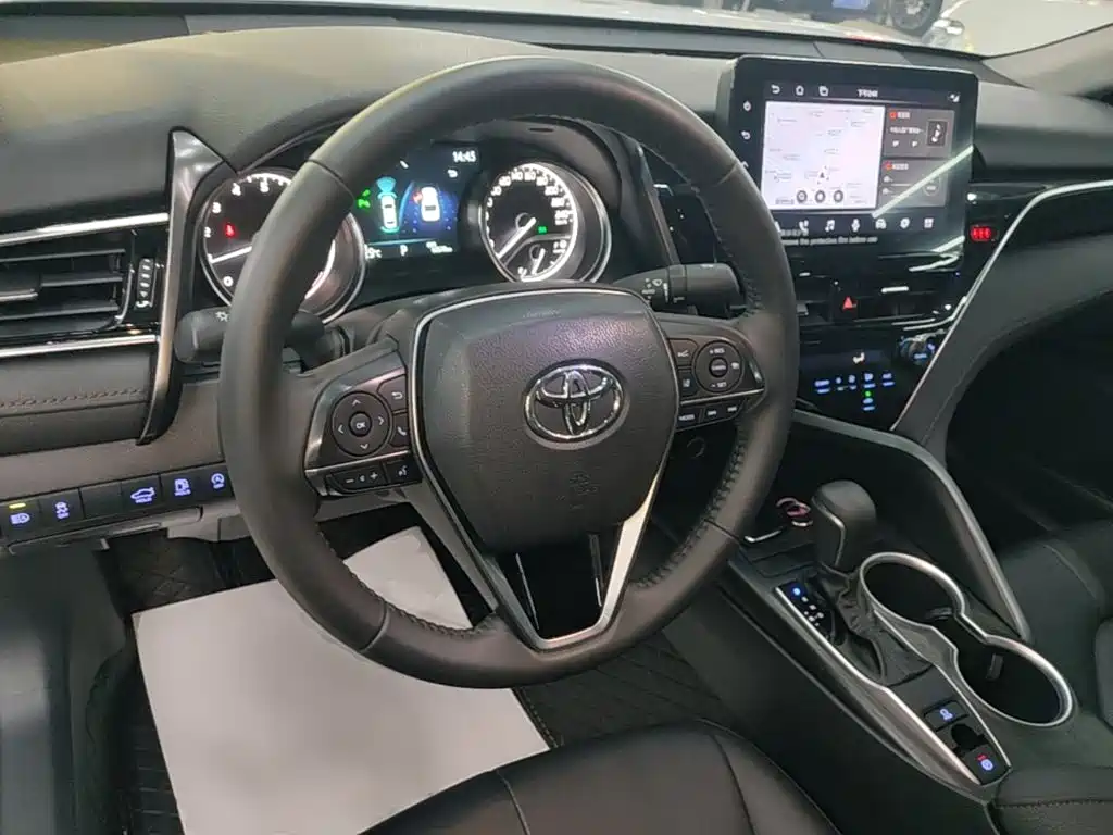 Toyota Camry 2023 — фото 11