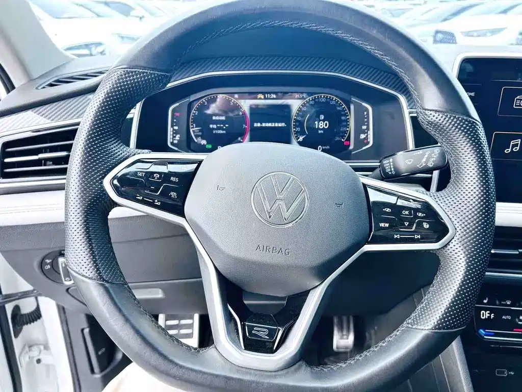 Volkswagen Tiguan L 2023 — фото 12