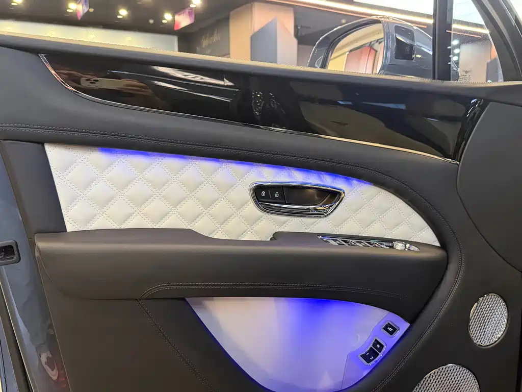 Bentley Bentayga 2021 — фото 19