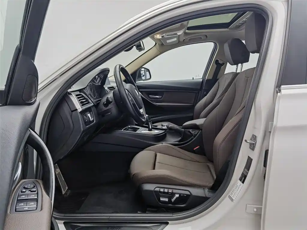 BMW 3 Series 2019 — фото 10
